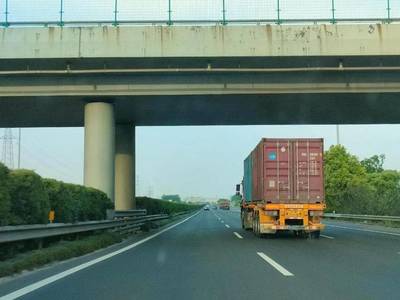 浙江省高速公路對(duì)所有上高速的集裝箱運(yùn)輸車(chē)輛實(shí)施入口稱重檢測(cè)